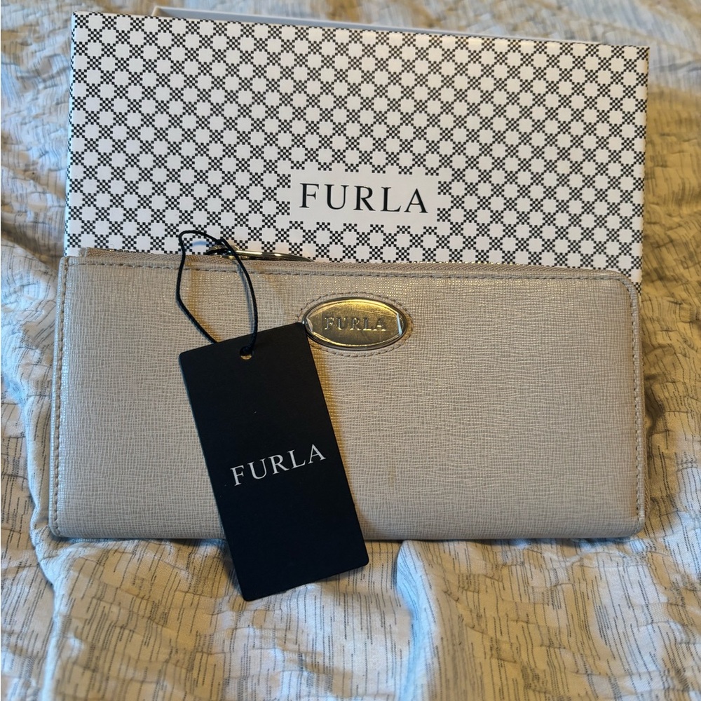 NWT Furla Beige Women's Wallet